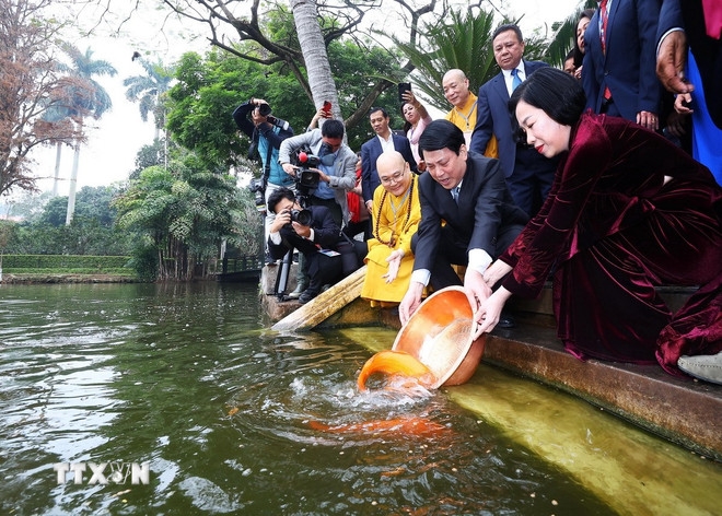 Chủ tịch nước cùng đại biểu kiều bào dâng hương tại Hoàng thành Thăng Long