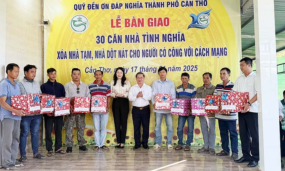 Cần Thơ: Bàn giao 30 căn nhà cho bà con nghèo đón Tết