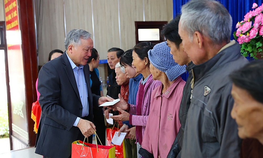 Phó Thủ tướng Thường trực Nguyễn Hòa Bình: Bảo đảm người người có Tết, nhà nhà có Tết