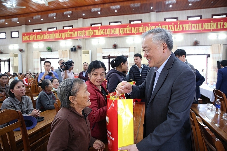 Phó Thủ tướng Thường trực Nguyễn Hòa Bình: Bảo đảm người người có Tết, nhà nhà có Tết