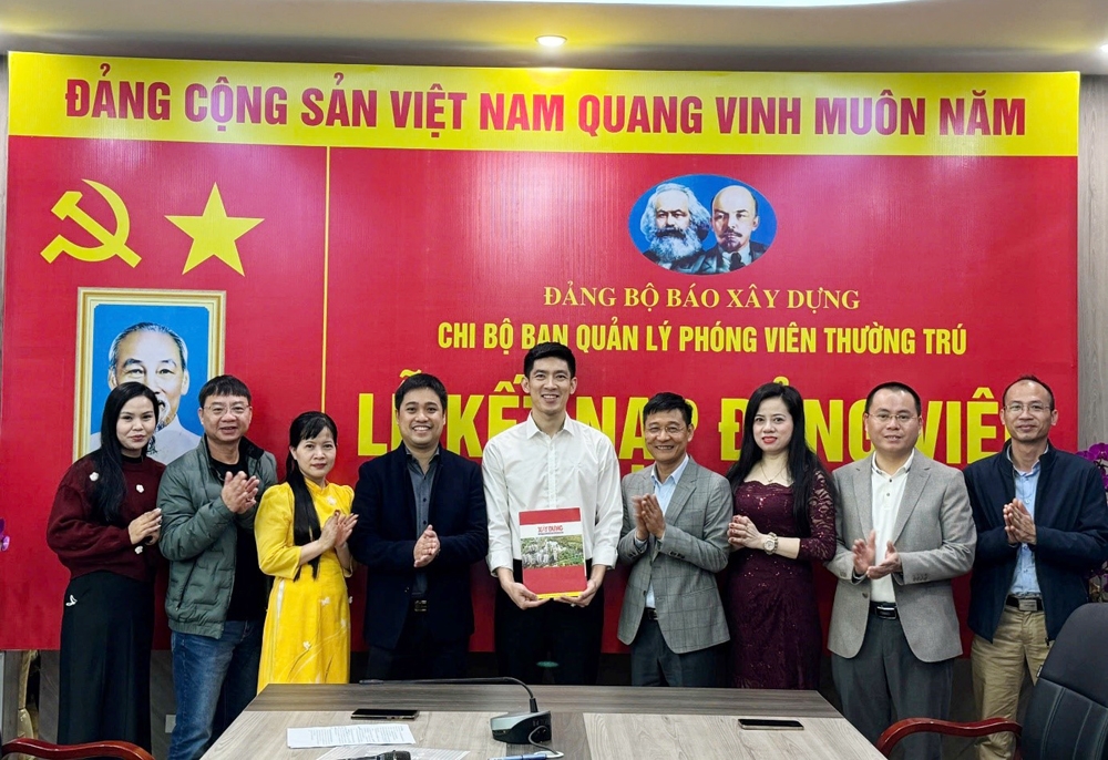 Chi bộ Ban Quản lý phóng viên thường trú kết nạp Đảng viên mới