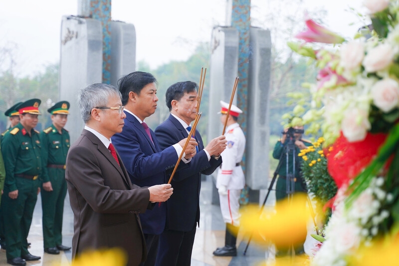 Lãnh đạo tỉnh Quảng Nam dâng hoa, dâng hương tri ân các anh hùng liệt sỹ, Bà mẹ Việt Nam anh hùng