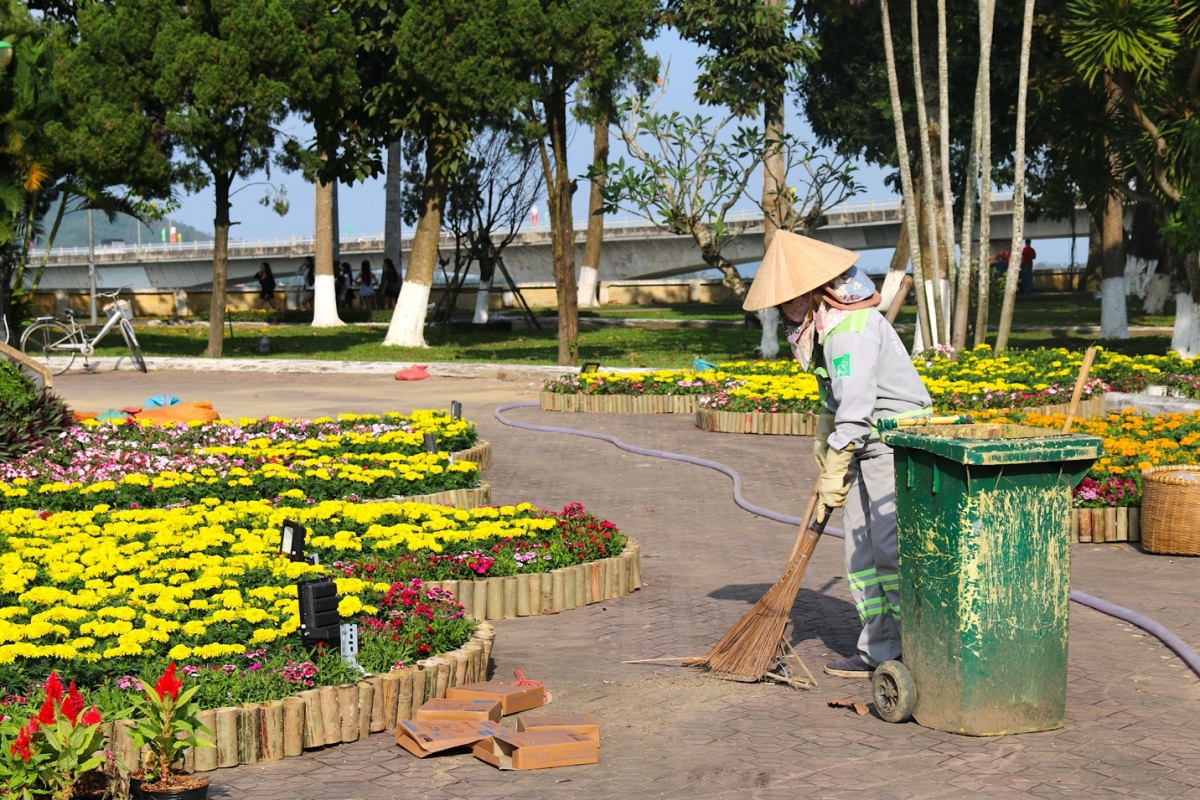 Hoàn tất trang trí Tết tại vườn hoa lớn nhất Quảng Ngãi