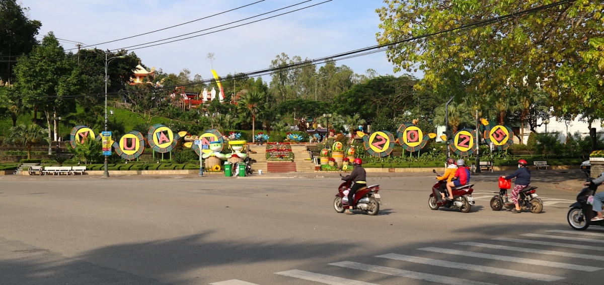 Hoàn tất trang trí Tết tại vườn hoa lớn nhất Quảng Ngãi