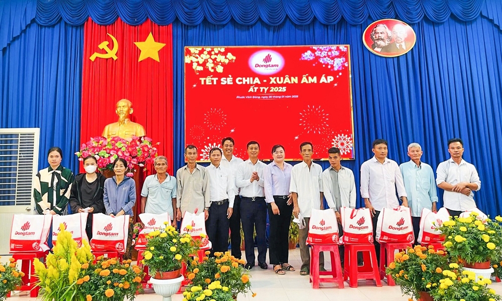 Dongtam Group trao tặng 1.500 phần quà tại chương trình “Tết sẻ chia – Xuân ấm áp”