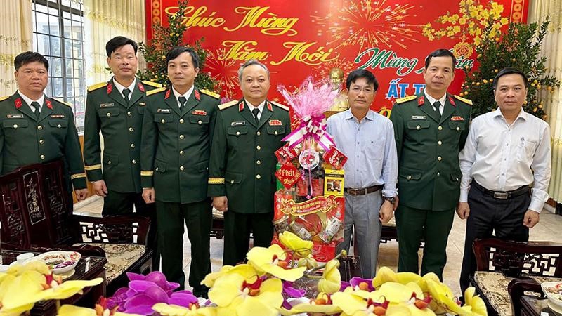 Đoàn công tác Binh đoàn 15 thăm, chúc Tết UBND tỉnh Kon Tum