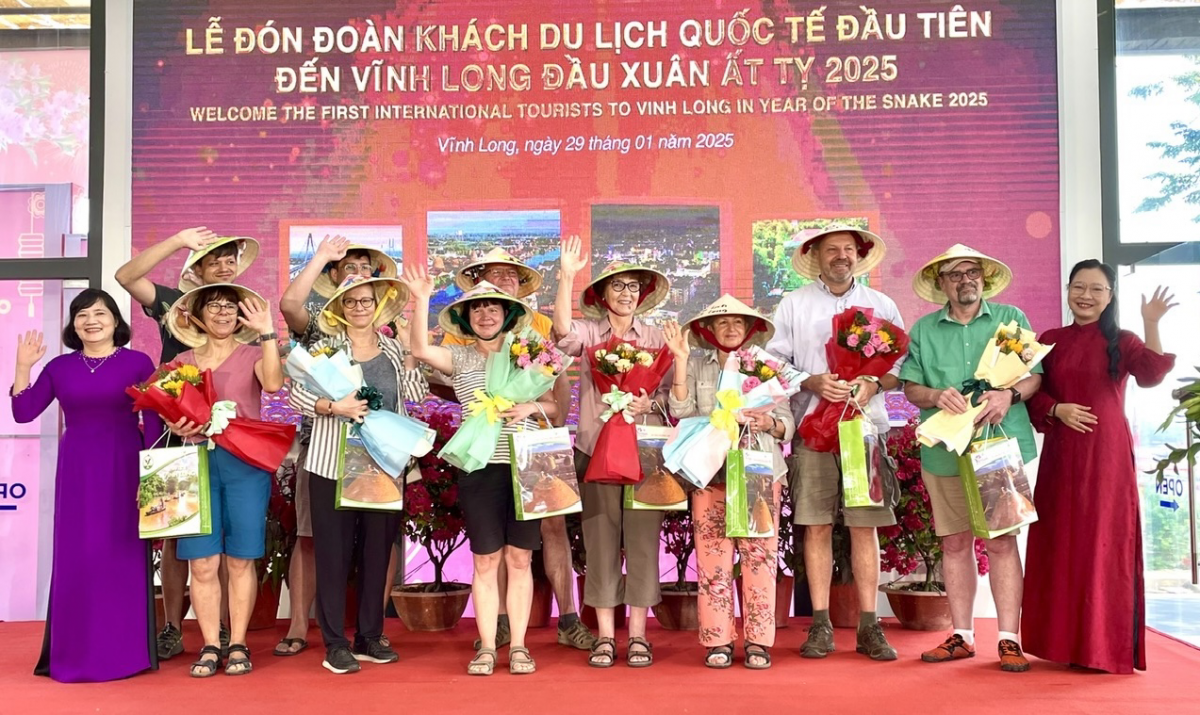  Hân hoan chào đón đoàn du khách quốc tế “xông đất”