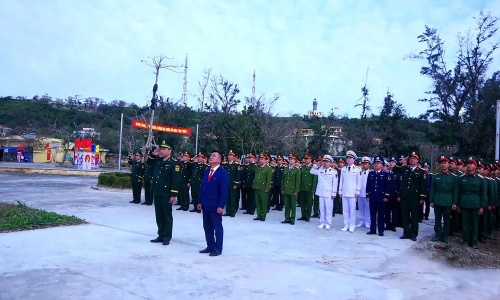 Hải Phòng: Lễ chào cờ đầu năm mới trên đảo Bạch Long Vĩ