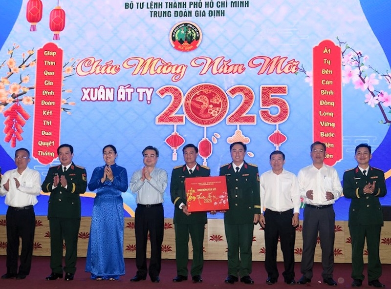 Phó Bí thư Thường trực Thành ủy Hồ Chí Minh Nguyễn Thanh Nghị thăm và chúc Tết các đơn vị trực sẵn sàng chiến đấu trong dịp Tết Ất Tỵ