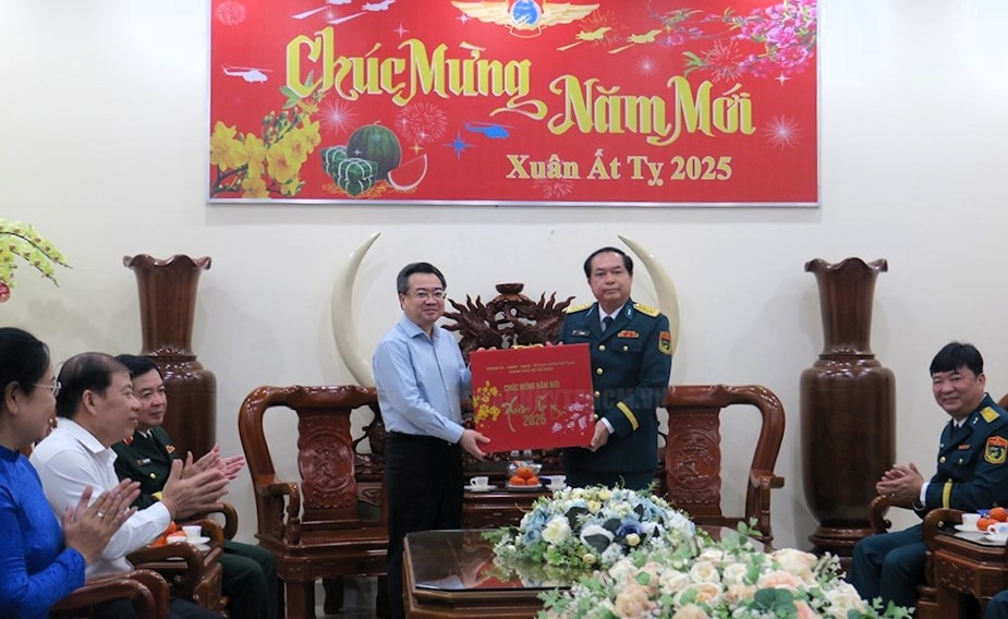 Phó Bí thư Thường trực Thành ủy Hồ Chí Minh Nguyễn Thanh Nghị thăm và chúc Tết các đơn vị trực sẵn sàng chiến đấu trong dịp Tết Ất Tỵ