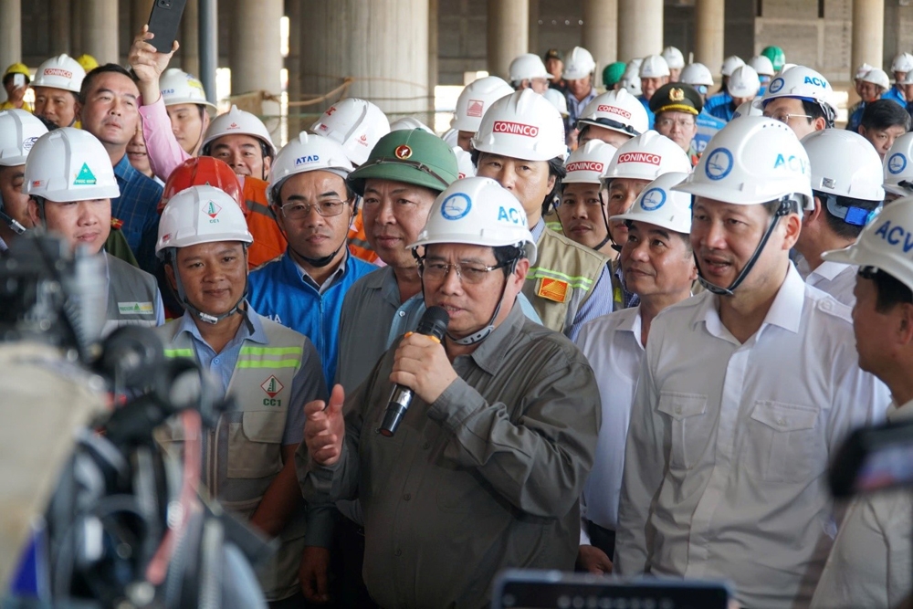 Thủ tướng Phạm Minh Chính thị sát, thăm chúc Tết người lao động tại dự án sân bay Long Thành