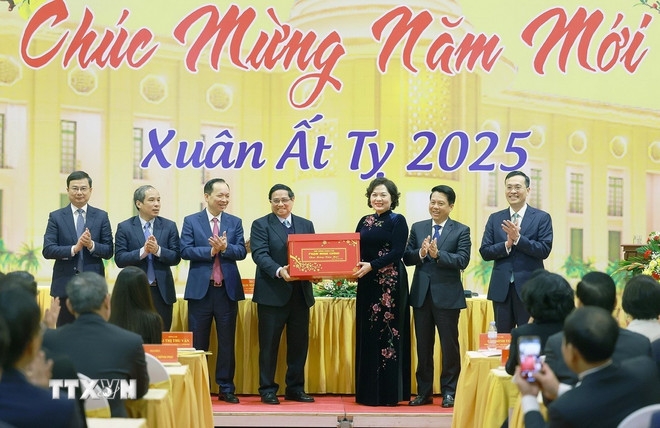 Thủ tướng chúc mừng năm mới 2025 và giao nhiệm vụ cho ngành Ngân hàng