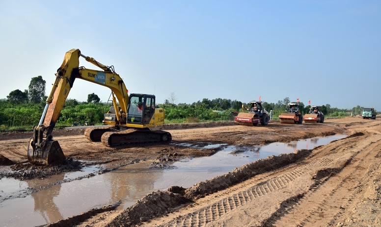 Đồng bằng sông Cửu Long: Lãnh đạo địa phương thăm công nhân tại các dự án đường cao tốc