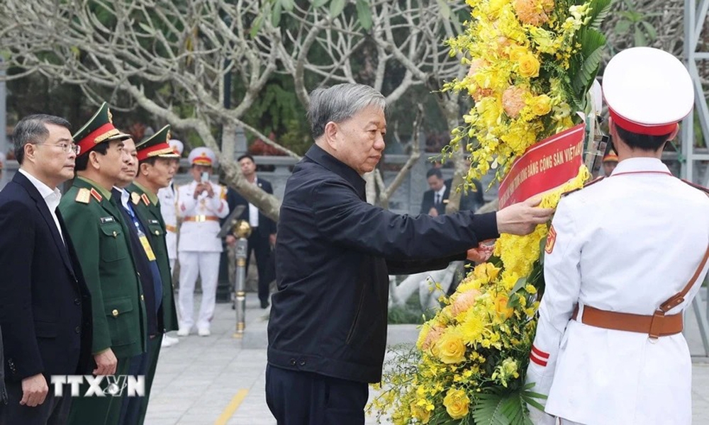 Tổng Bí thư Tô Lâm dâng hương tưởng nhớ và tri ân các Anh hùng liệt sỹ