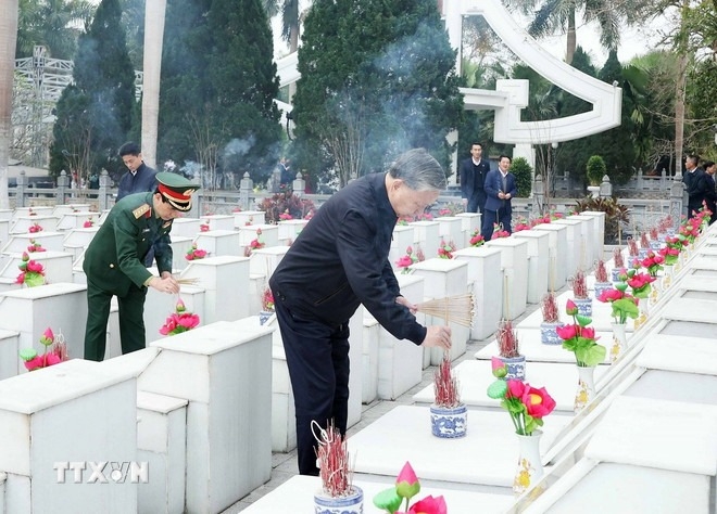 Tổng Bí thư Tô Lâm dâng hương tưởng nhớ và tri ân các Anh hùng liệt sỹ