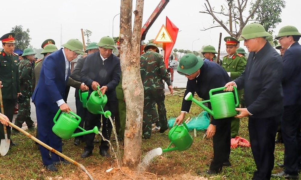 Hà Tĩnh: Lãnh đạo tỉnh kiểm tra sản xuất đầu năm và tham gia Tết trồng cây