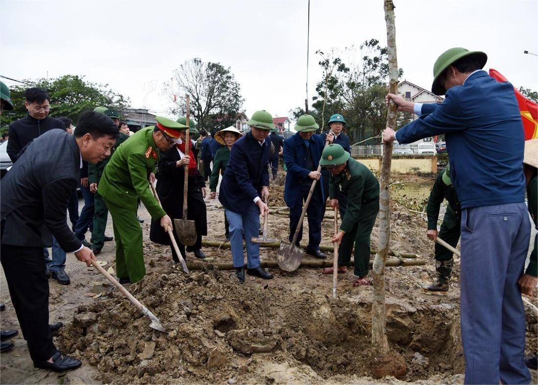 Hà Tĩnh: Lãnh đạo tỉnh kiểm tra sản xuất đầu năm và tham gia Tết trồng cây