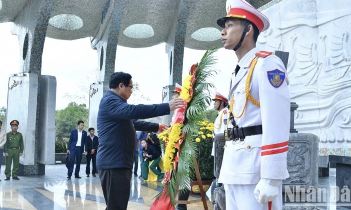 Thủ tướng Phạm Minh Chính tưởng niệm các Anh hùng liệt sĩ và Mẹ Việt Nam Anh hùng tại tỉnh Quảng Nam