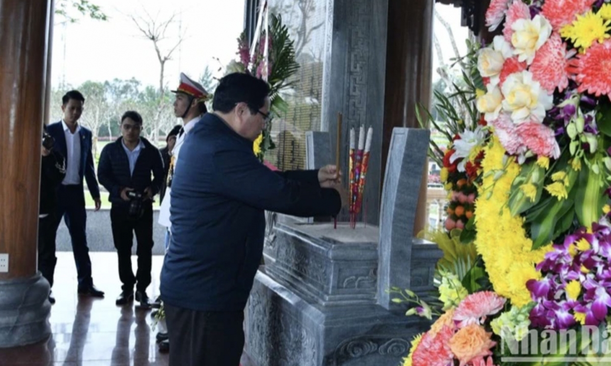 Thủ tướng Phạm Minh Chính tưởng niệm các Anh hùng liệt sĩ và Mẹ Việt Nam Anh hùng tại tỉnh Quảng Nam