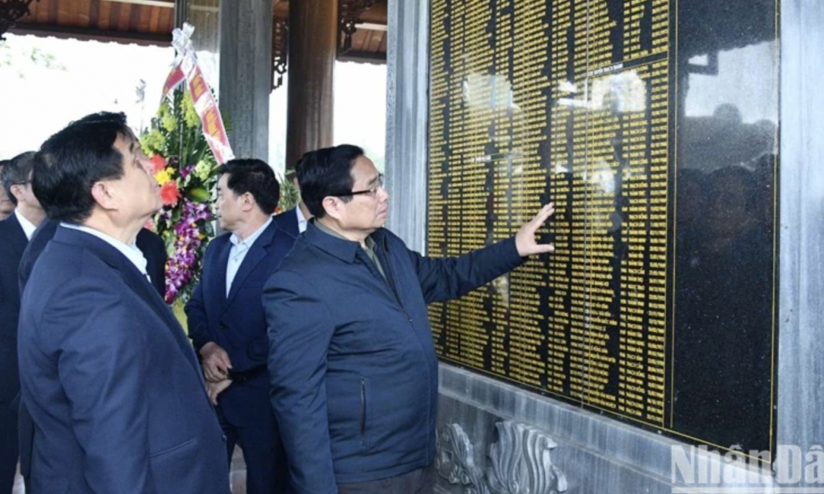 Thủ tướng Phạm Minh Chính tưởng niệm các Anh hùng liệt sĩ và Mẹ Việt Nam Anh hùng tại tỉnh Quảng Nam