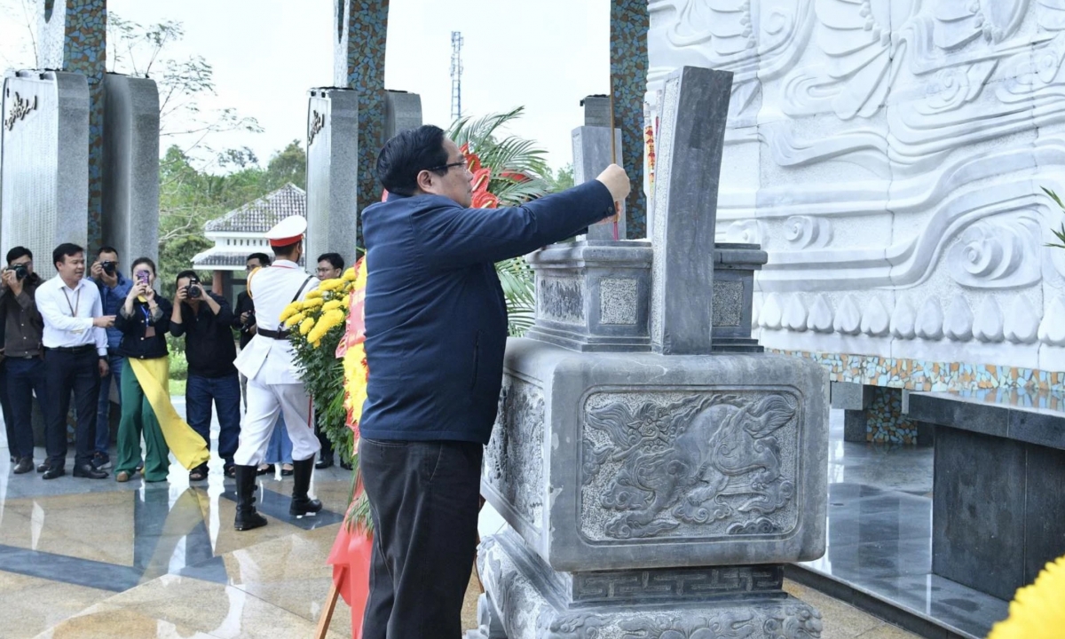 Thủ tướng Phạm Minh Chính tưởng niệm các Anh hùng liệt sĩ và Mẹ Việt Nam Anh hùng tại tỉnh Quảng Nam