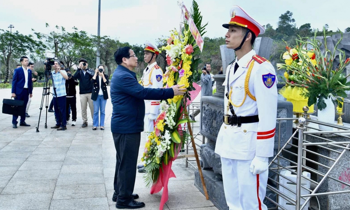 Thủ tướng Phạm Minh Chính tưởng niệm các Anh hùng liệt sĩ và Mẹ Việt Nam Anh hùng tại tỉnh Quảng Nam