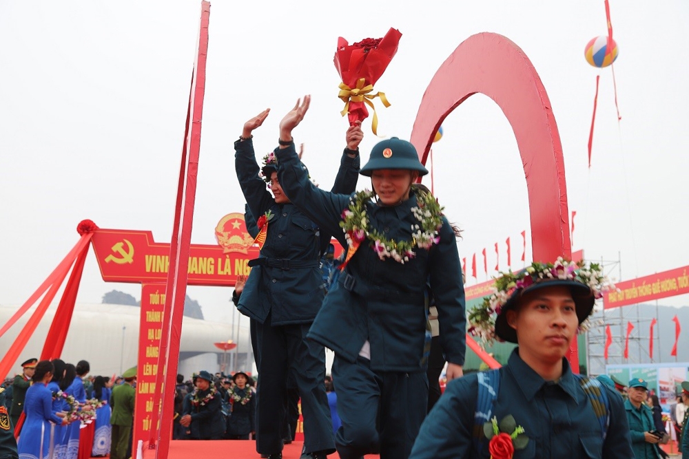 Hạ Long: Lễ giao nhận quân trang trọng, mang tính giáo dục truyền thống cao