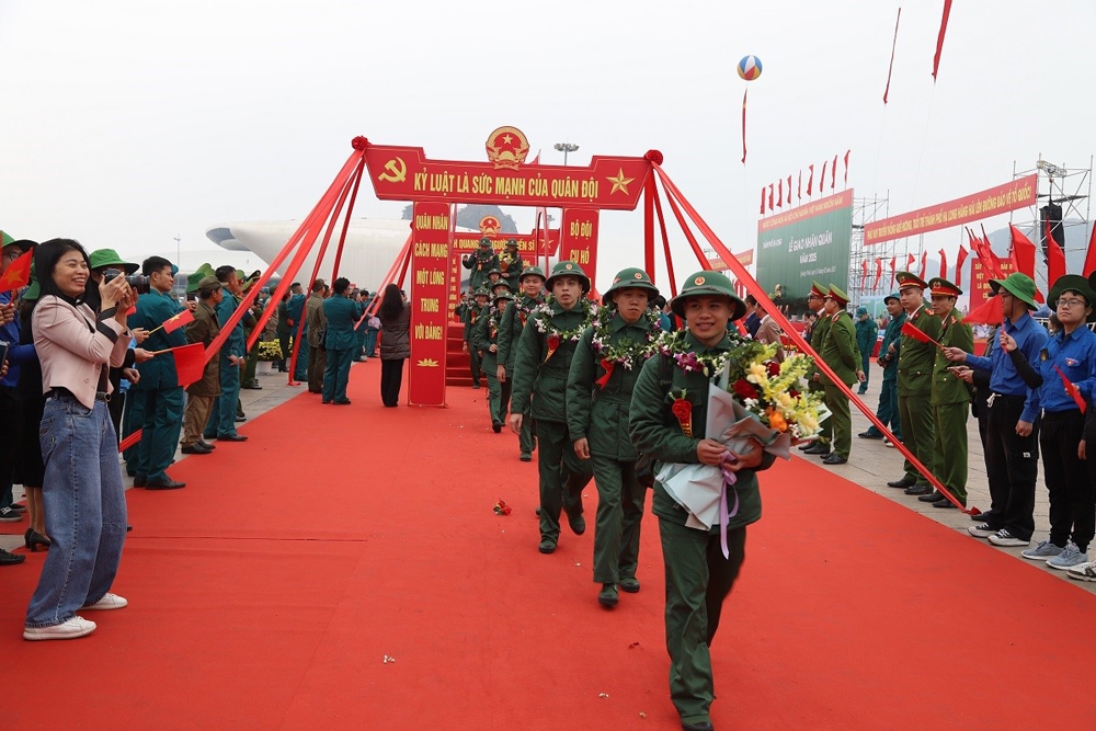 Hạ Long: Lễ giao nhận quân trang trọng, mang tính giáo dục truyền thống cao