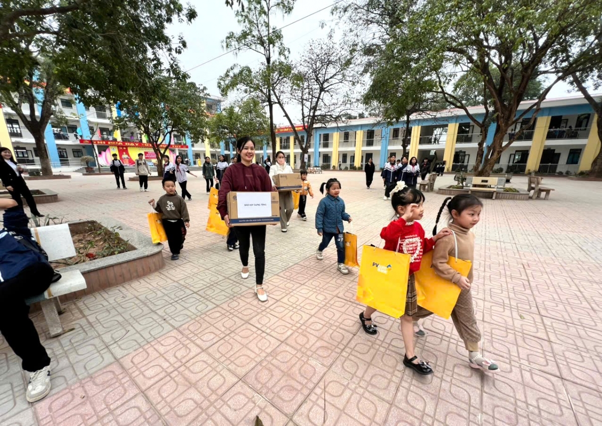 Hà Nội: Báo Xây dựng tặng quà cho học sinh nghèo vượt khó tại xã Thụy Hương