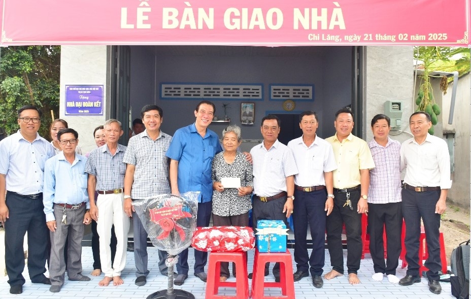 Tịnh Biên (An Giang): Bàn giao nhà đại đoàn kết thuộc Chương trình xóa nhà tạm, nhà dột nát