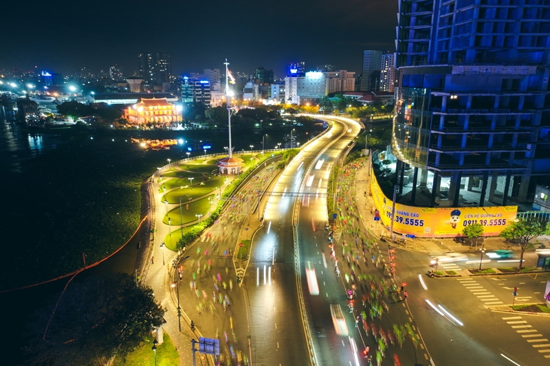 VPBank VnExpress Marathon Ho Chi Minh City Midnight - cung đường sôi động rực ánh sáng