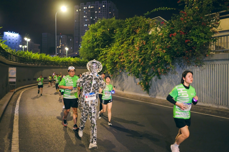 VPBank VnExpress Marathon Ho Chi Minh City Midnight - cung đường sôi động rực ánh sáng