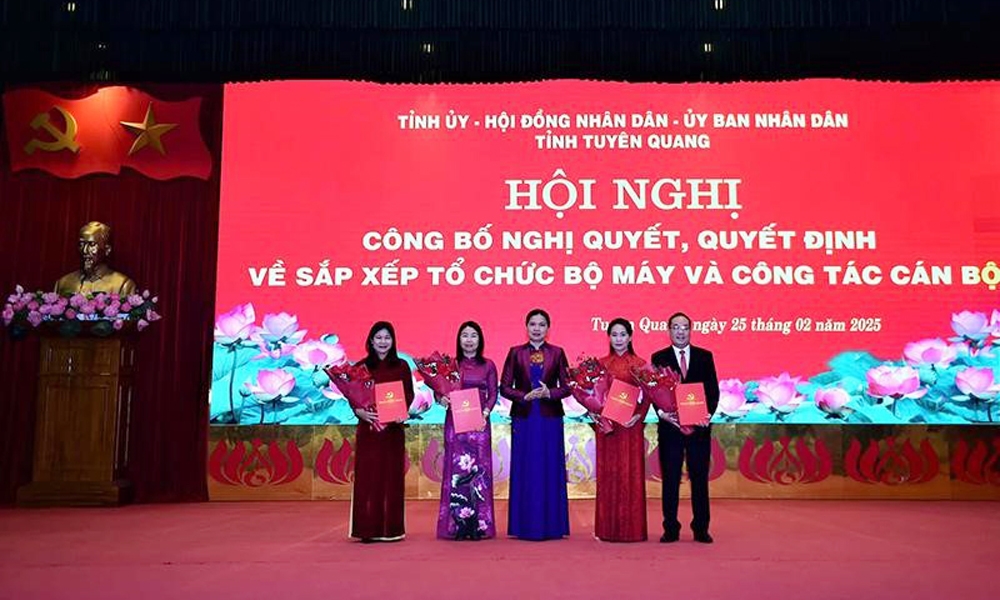 Tuyên Quang: Công bố Nghị quyết, Quyết định về sắp xếp tổ chức bộ máy, công tác cán bộ