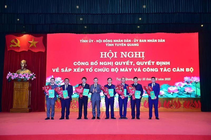 Tuyên Quang: Công bố Nghị quyết, Quyết định về sắp xếp tổ chức bộ máy, công tác cán bộ