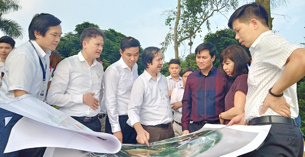 Thứ trưởng Nguyễn Tường Văn khảo sát dự án đầu tư xây dựng Đại học quốc gia Hà Nội