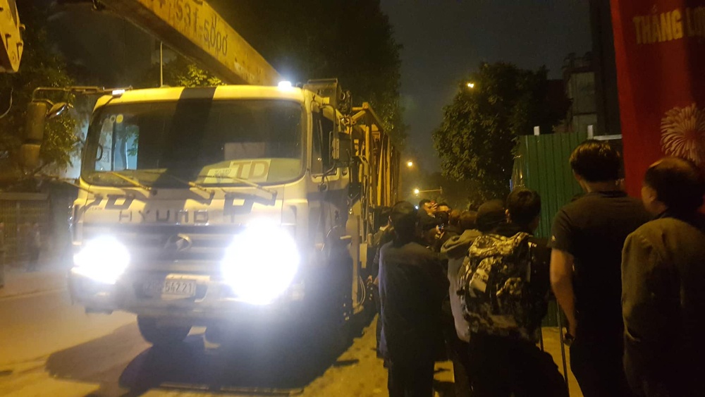 Hà Nội: Hàng chục hộ dân xuống đường trong đêm phản đối việc lắp cẩu tháp phá dỡ giai đoạn 2 công trình 8B Lê Trực