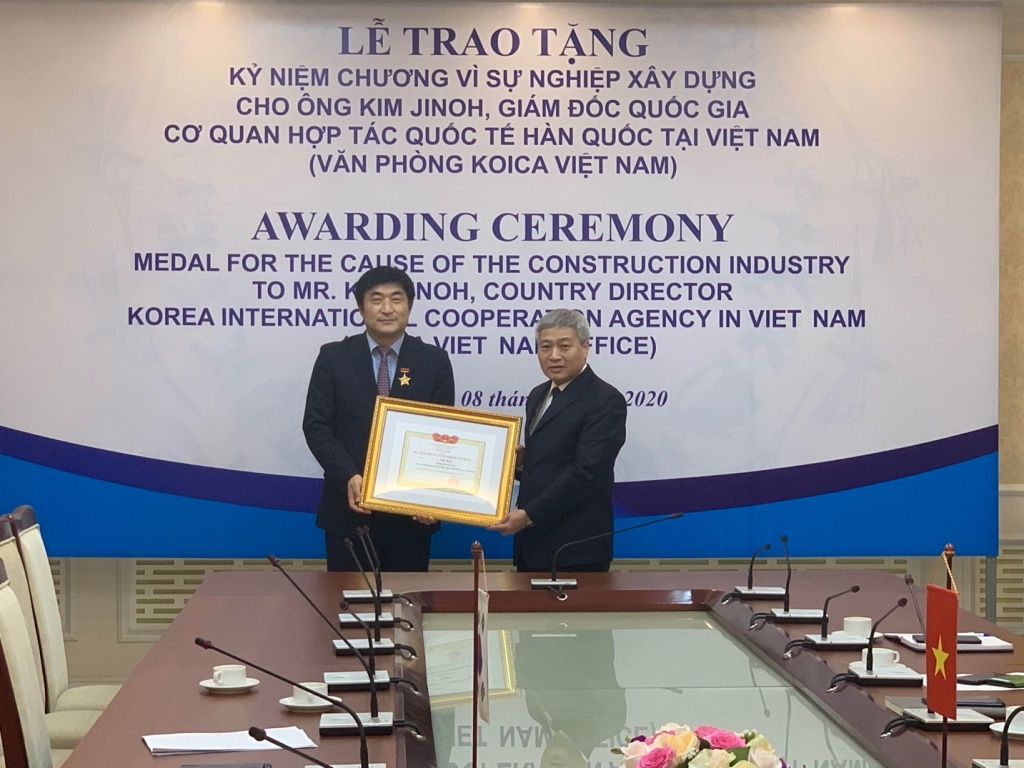 Thứ trưởng Bùi Phạm Khánh trao Kỷ niệm chương Vì sự nghiệp Xây dựng cho Giám đốc Koica tại Việt Nam