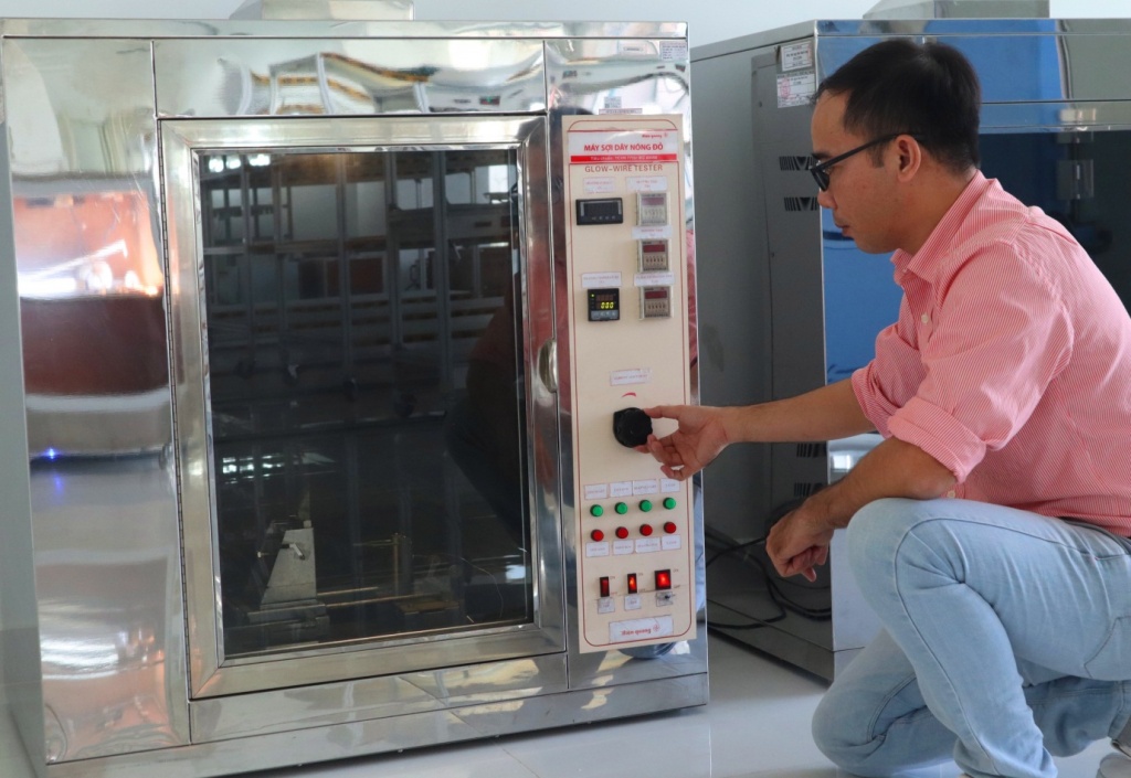 Điện Quang ứng dụng nhựa chống cháy trong sản xuất thiết bị điện