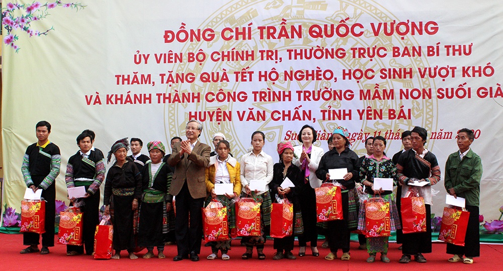 Thường trực Ban Bí thư Trần Quốc Vượng tặng quà tết tại huyện Văn Chấn, tỉnh Yên Bái