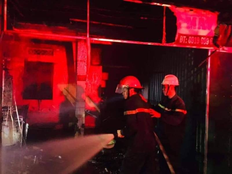 Nghệ An: Cháy ki-ốt lúc rạng sáng, 3 người thoát chết trong gang tấc