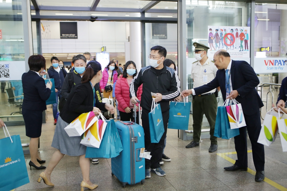 Đà Nẵng: Đón những du khách trong chuyến bay đầu tiên của năm 2021