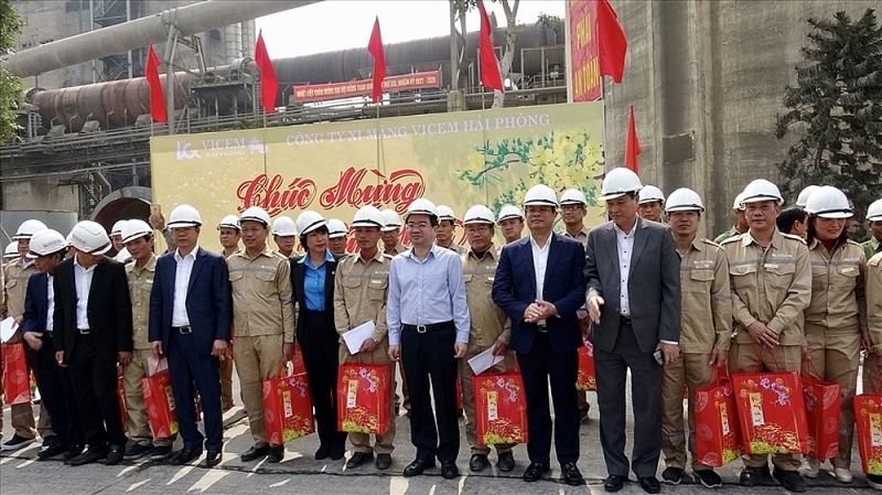Thứ trưởng Bộ Xây dựng Nguyễn Thanh Nghị tới thăm, chúc Tết công nhân Lilama 69-3 và VICEM Hải Phòng