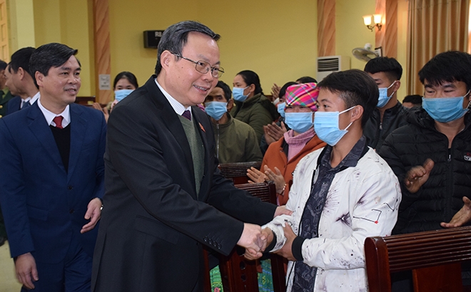 Phó Chủ tịch Quốc hội Phùng Quốc Hiển thăm và tặng quà Tết Nguyên đán Tân Sửu tại Yên Bái