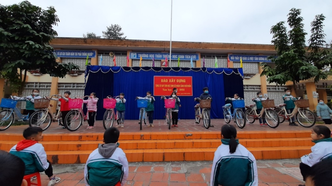 Báo Xây dựng tặng 10 chiếc xe đạp cho học sinh khó khăn của Trường Tiểu học thị trấn Than Uyên