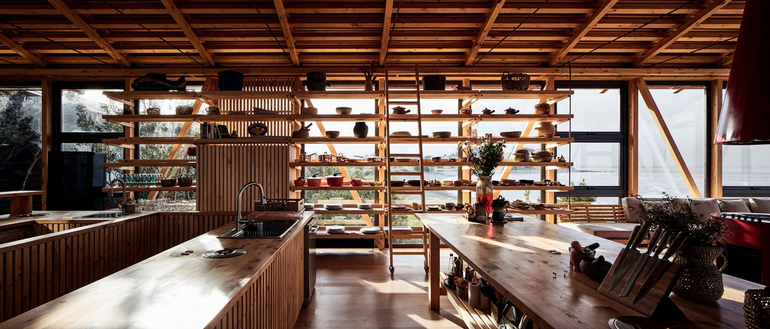 Mẫu nhà bếp này thích hợp với những phòng bếp có diện tích vừa tạo nên không gian thoáng đãng mà ấm cúng