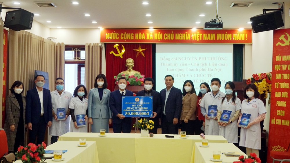 Chủ tịch Liên đoàn Lao động Thành phố Nguyễn Phi Thường động viên, trao hỗ trợ 4 đơn vị y tế dịp Tết Nguyên đán Nhâm Dần