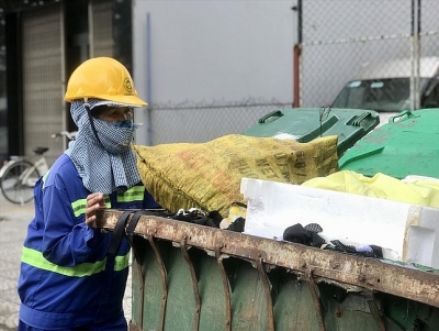 Ðể lao công được về đón giao thừa: Thay đổi thói quen dọn rác