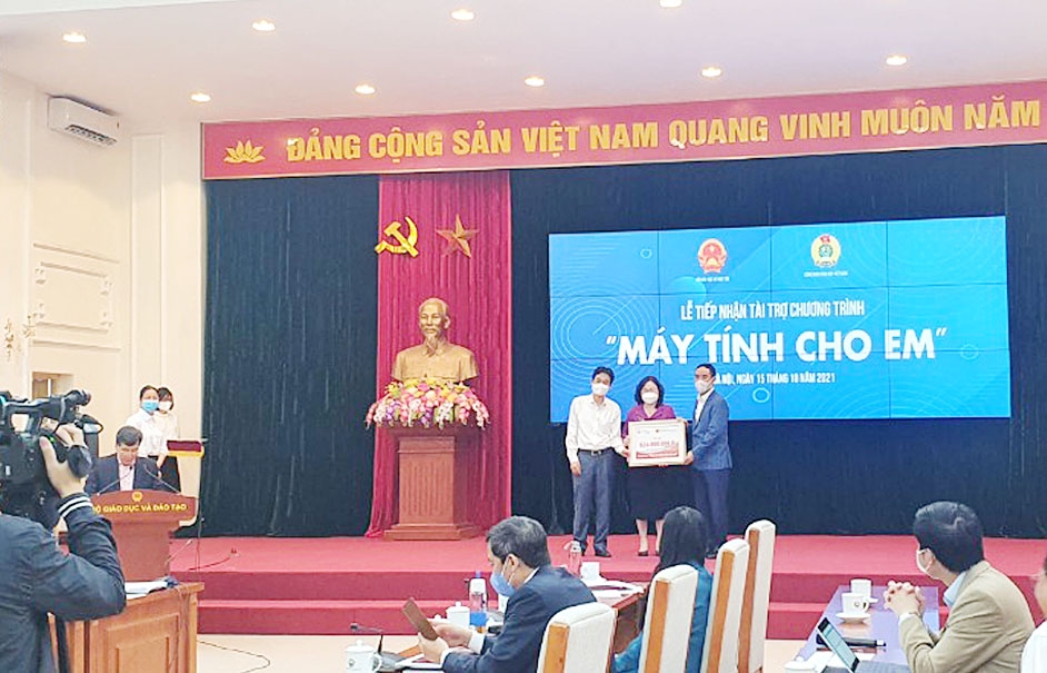 Hội đồng hương Hải Phòng tại Hà Nội trao tặng hơn 600 triệu đồng hưởng ứng chương trình “Máy tính cho em”