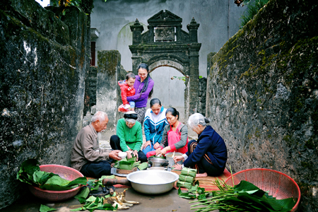 Tết Nguyên đán là dịp lễ tết quan trọng nhất trong năm của người Việt Nam. Một trong những nét văn hóa đặc trưng của Tết chính là sự gắn bó với bánh chưng- món ăn truyền thống. Hình ảnh những chiếc bánh chưng được dùng để thắp sáng không khí Tết sẽ khiến bạn cảm thấy hào hứng và mong chờ.