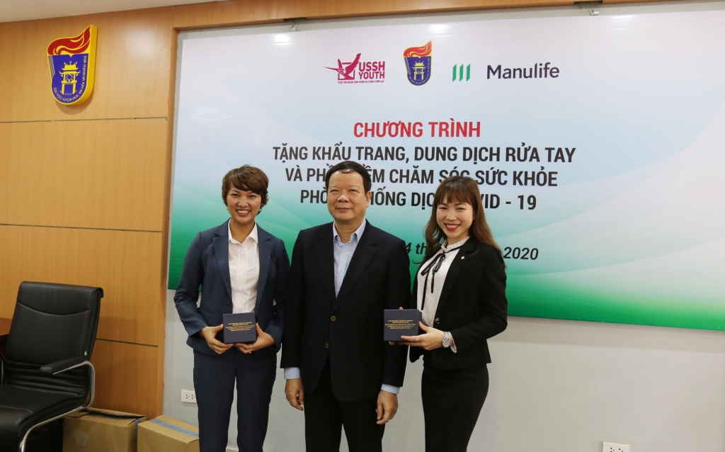 Manulife phát 80.000 khẩu trang miễn phí cho trường Đại học Khoa học Xã hội và Nhân văn Hà Nội